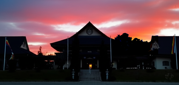Templo ao entardecer